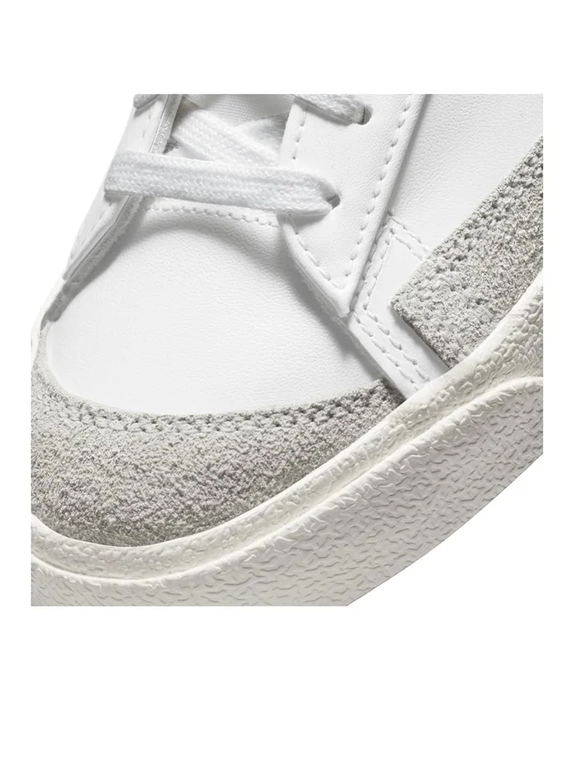Blazer Low 77