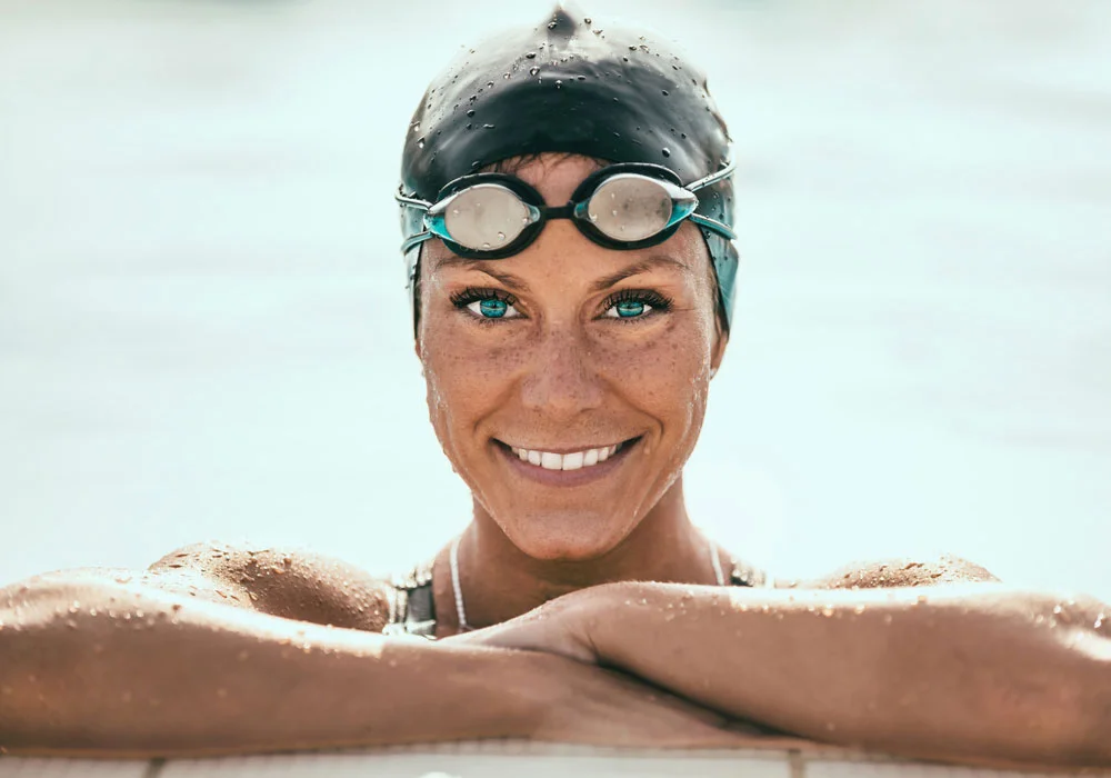Une femme avec des lunettes de natation