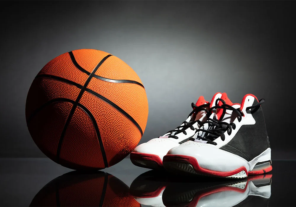 chaussure et ballon de basketball