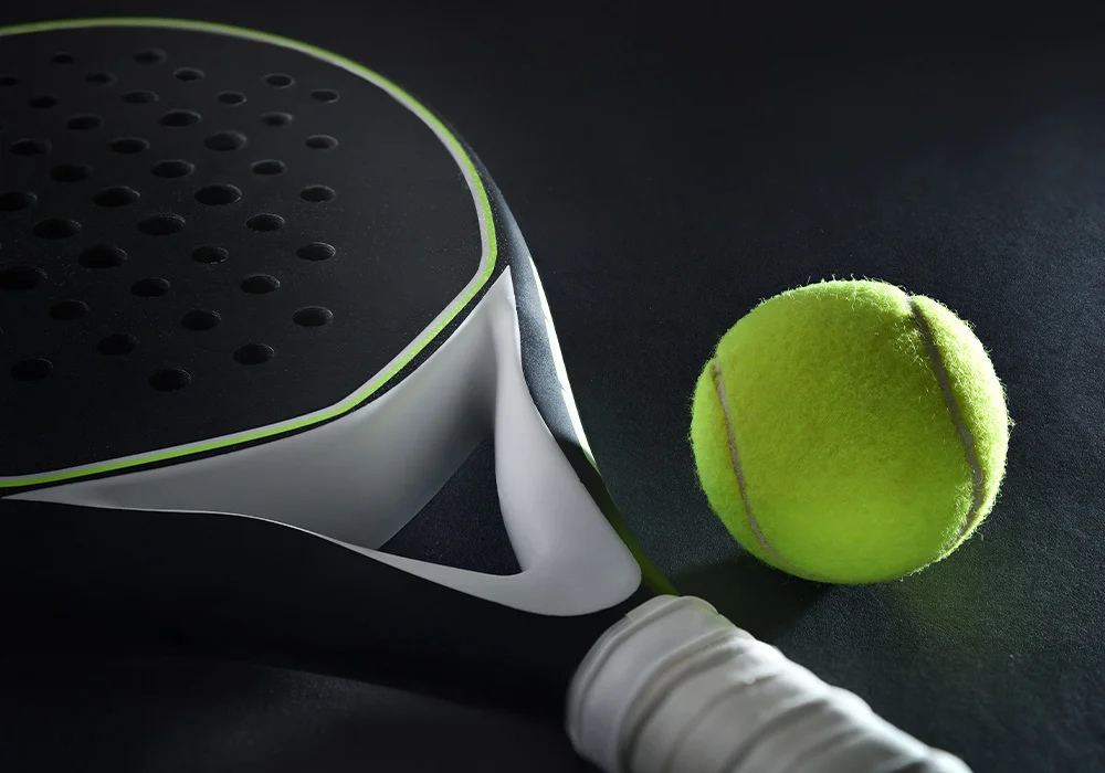 raquette et balle de padel