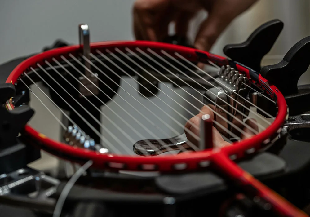 Le cordage de la raquette de badminton