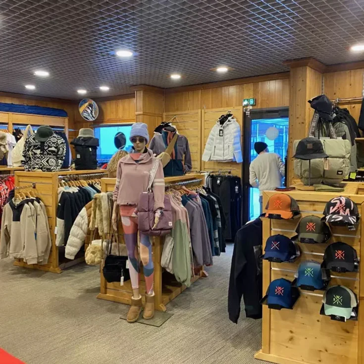 Intérieur du magasin SPORT 2000 LES MENUIRES SNOW SPORT