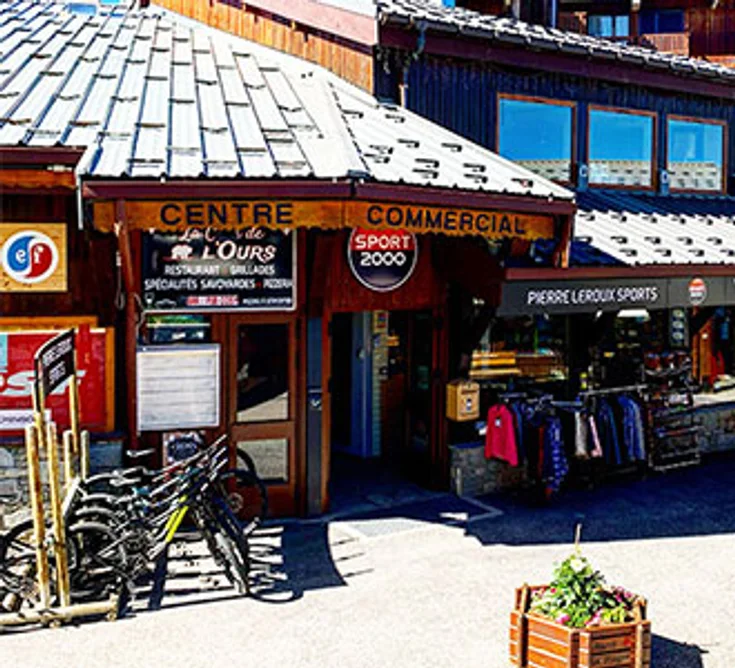 Extérieur du magasin SPORT 2000 LA PLAGNE VILLAGES PIERRE LEROUX SPORTS