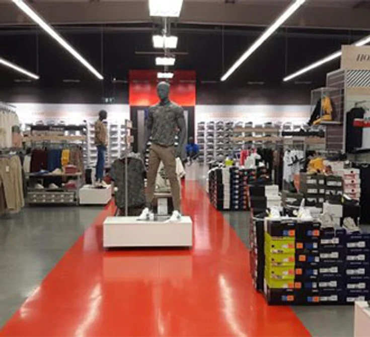 Extérieur du magasin SPORT 2000 POUZAC