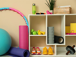 image étagère avec divers équipements d'intérieur de fitness
